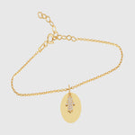 Goldene Fatima-Hand Armkette mit rundem Mirror-Plättchen, zarter Kette und Federringverschluss.
