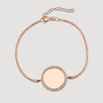 Mirror Gravur Armkette in Rosé mit rundem Gravurplättchen und Zirkonia-Rahmen auf hellem Hintergrund.