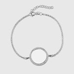 Mirror Gravur Armkette aus 925 Sterling Silber mit rundem Zirkonia-Rahmen auf hellem Hintergrund.