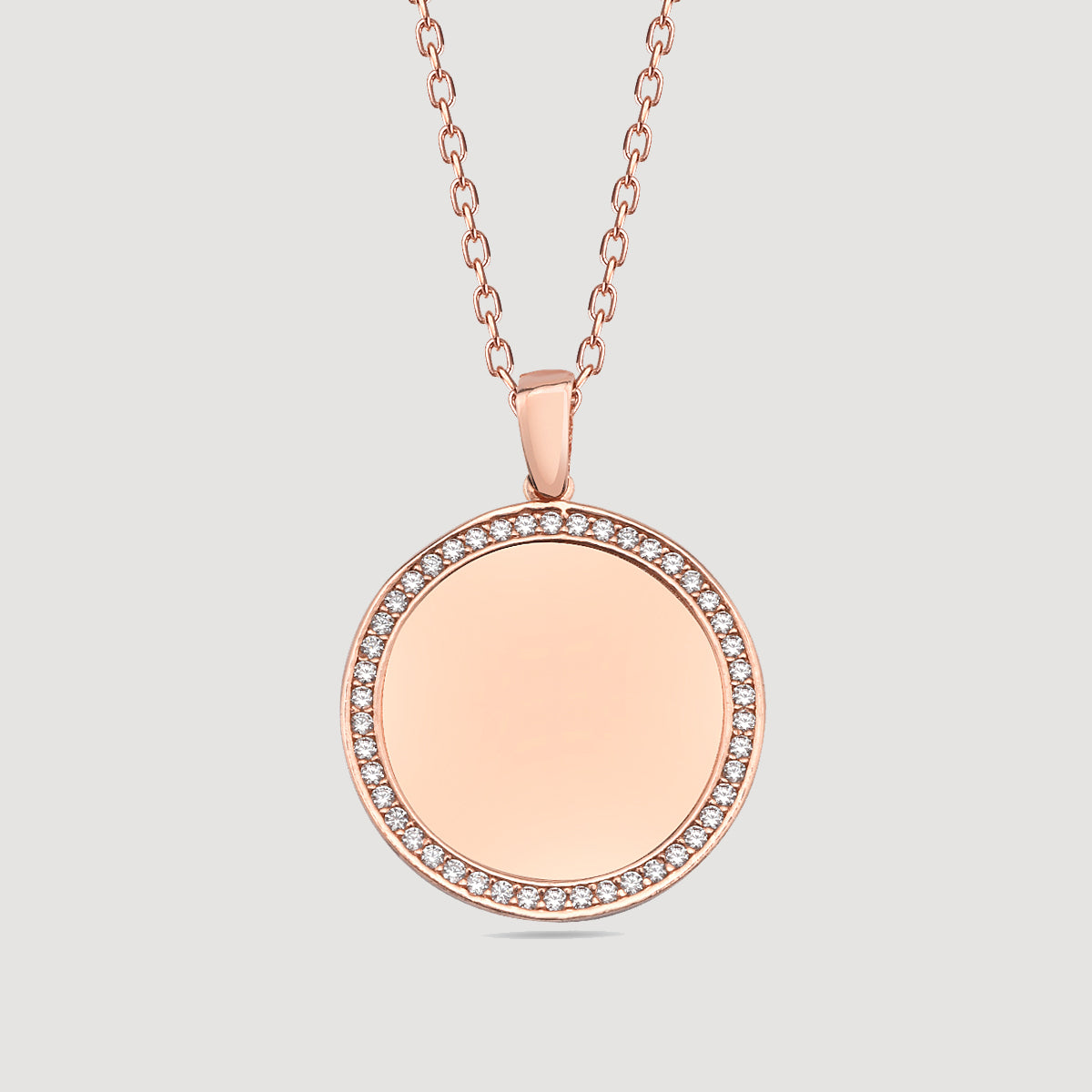 Rundes Mirror Gravur Kette in Roségold mit Zirkonia-Rand auf hellem Hintergrund.