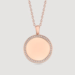 Rundes Mirror Gravur Kette in Roségold mit Zirkonia-Rand auf hellem Hintergrund.