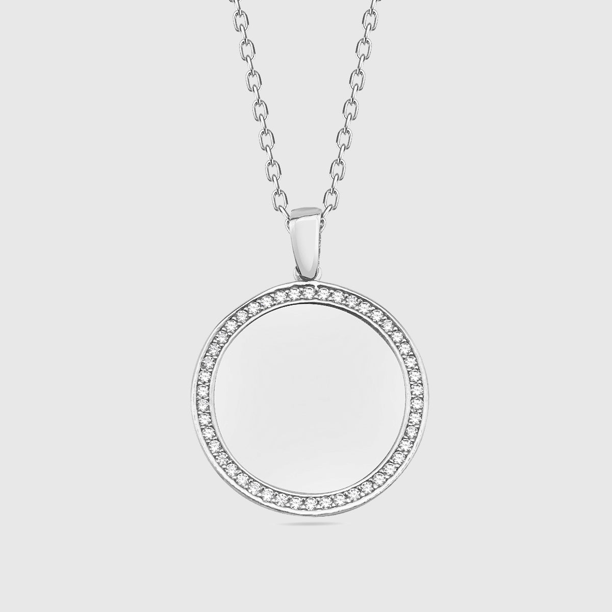 Runde Mirror Gravur Kette in Silber mit funkelndem Zirkonia-Kranz auf grauem Hintergrund.