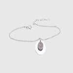 Feine Mirror Pave Gravur Armkette in Silber mit Zirkonia-Anhänger auf hellem Hintergrund.