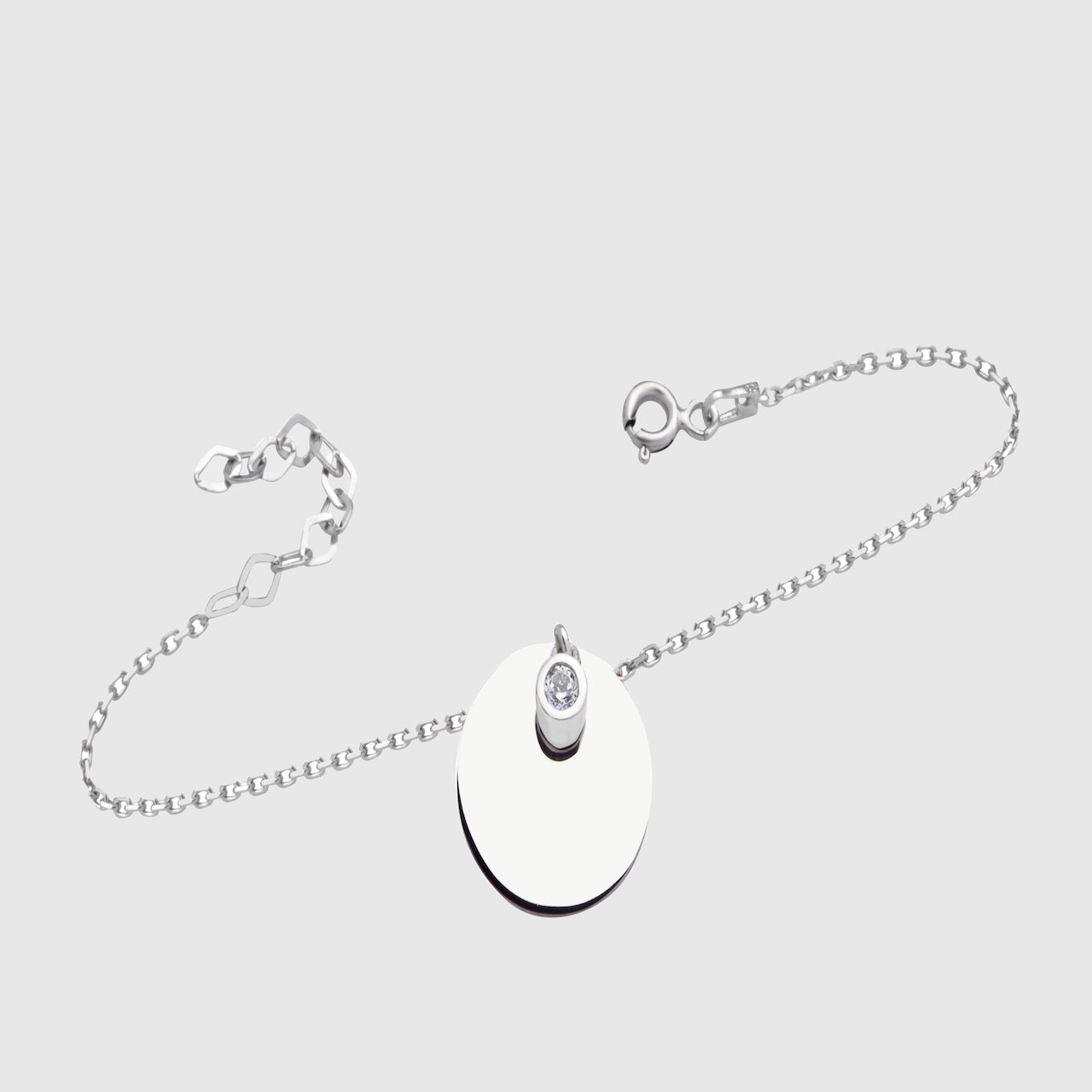 Mirror Solitaire Gravur Armband aus Silber mit rundem Anhänger und Zirkonia auf hellem Hintergrund.