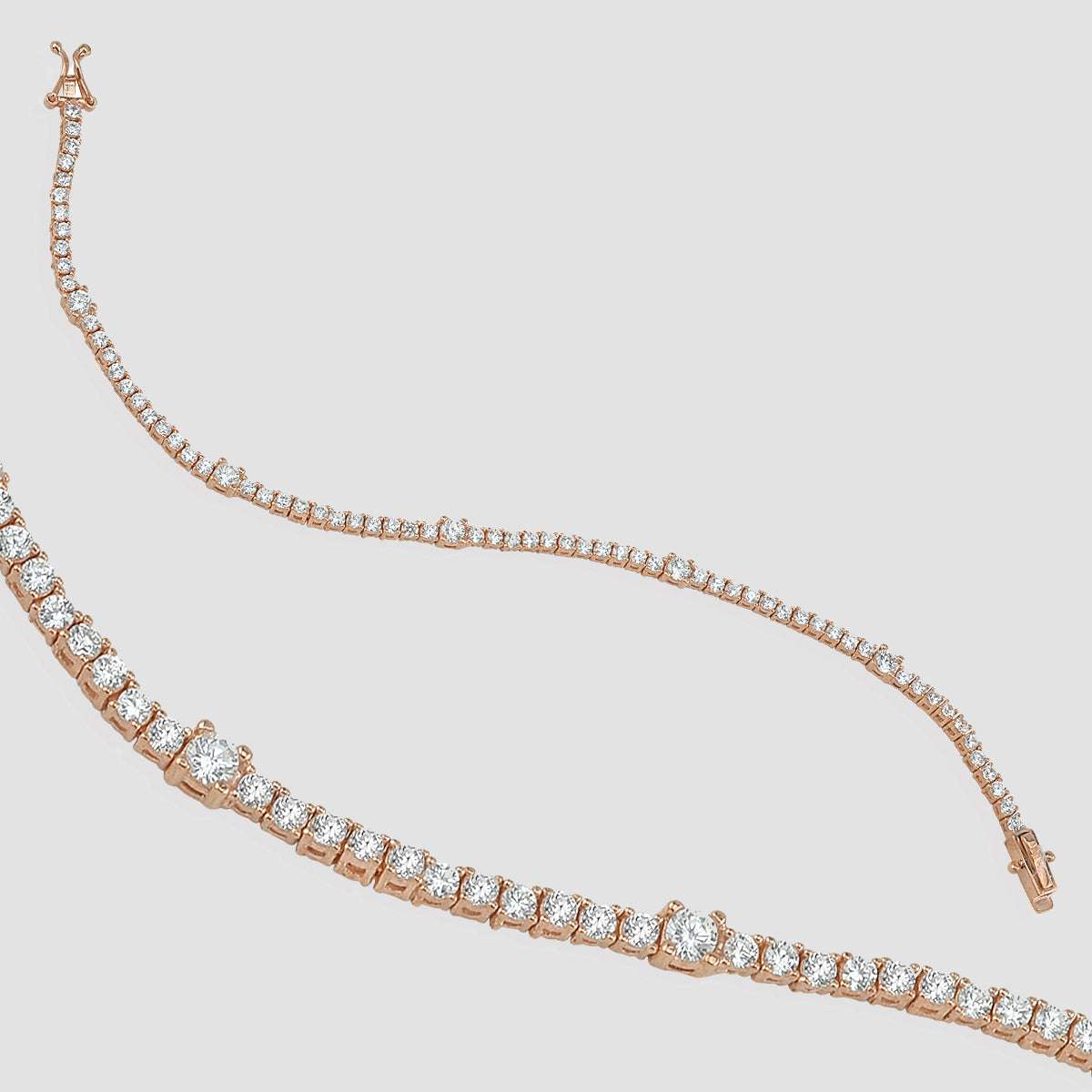 Modernes Tennisarmband in Rosé aus 925 Silber mit weißen Zirkonia-Steinen, Produktansicht.