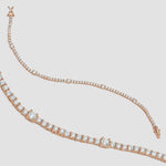 Modernes Tennisarmband in Rosé aus 925 Silber mit weißen Zirkonia-Steinen, Produktansicht.