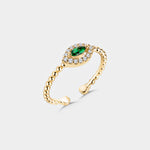 Goldener Navette Ring mit grünem Zirkonia, weißen Zirkonia und kugeliger Ringschiene – elegantes Detailfoto.