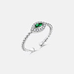 Navette Emerald Ring in Silber mit grünem Zirkonia und Zirkonia-Kranz auf hellem Hintergrund.