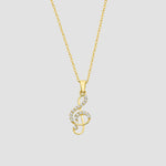 Notenschlüssel Kette in Gold mit weißen Zirkonia, freigestellt auf grauem Hintergrund.