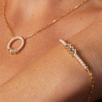 Pearl X Baguette Schmuckset mit goldener Armkette und Oval-Halskette mit Perlen und Zirkonia.