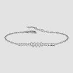 Pearl X Baguette Armkette in Silber mit Perlen und Baguette-Zirkonia auf hellem Hintergrund.