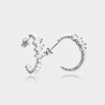 Pearl X Baguette Ohrringe aus 925 Silber mit Perlen und Zirkonia auf weißem Hintergrund.