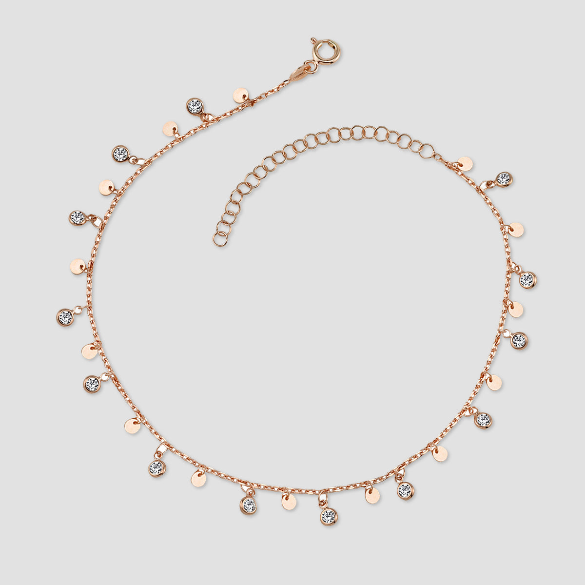 Plättchen Armband mit Zirkonia in Rosévergoldung auf neutralem Hintergrund.