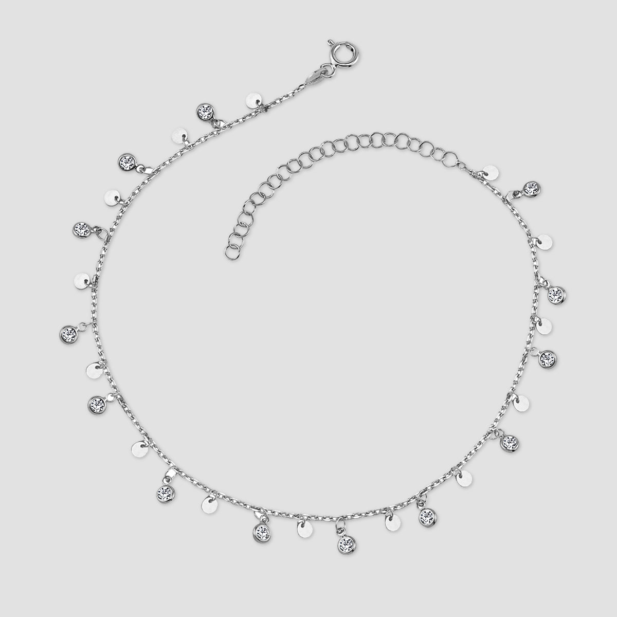 Plättchen Armband mit Zirkonia in Silber, filigran auf hellem Hintergrund.