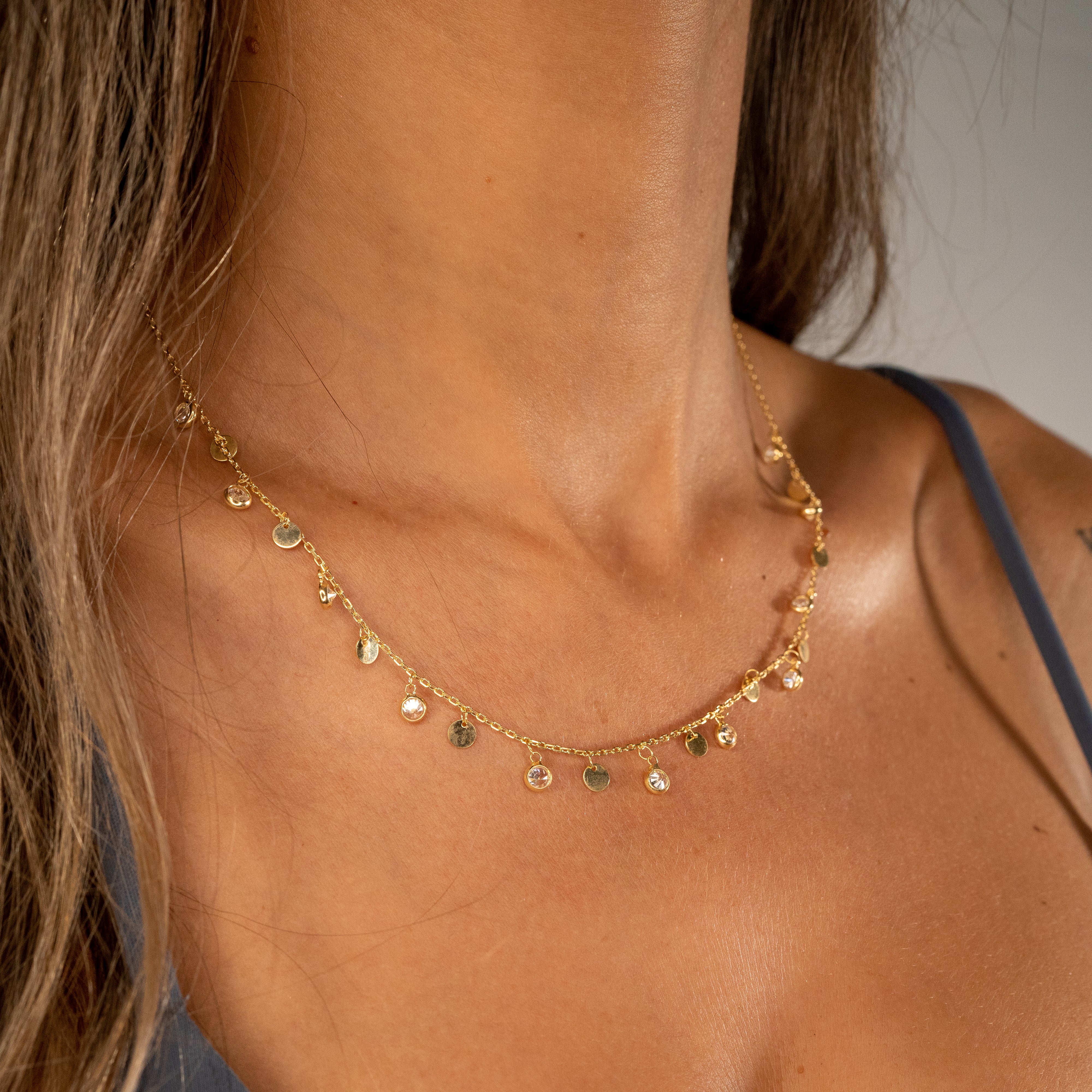 Rosévergoldete Plättchen Zirkonia Halskette getragen am Hals, elegante Damenkette von Dkeniz.