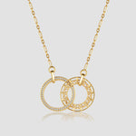 ROYAL RINGS Halskette Gold mit zwei verschlungenen Ringen und Zirkonia – freigestelltes Produktfoto.