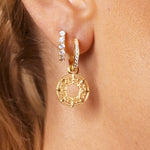 ROYAL RINGS Ohrringe Gold getragen am Ohr, Zirkonia-Creole mit rundem Anhänger, elegant.