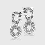 ROYAL RINGS Silberohrringe mit filigranem Kreisanhänger und weißen Zirkonia auf hellem Hintergrund.