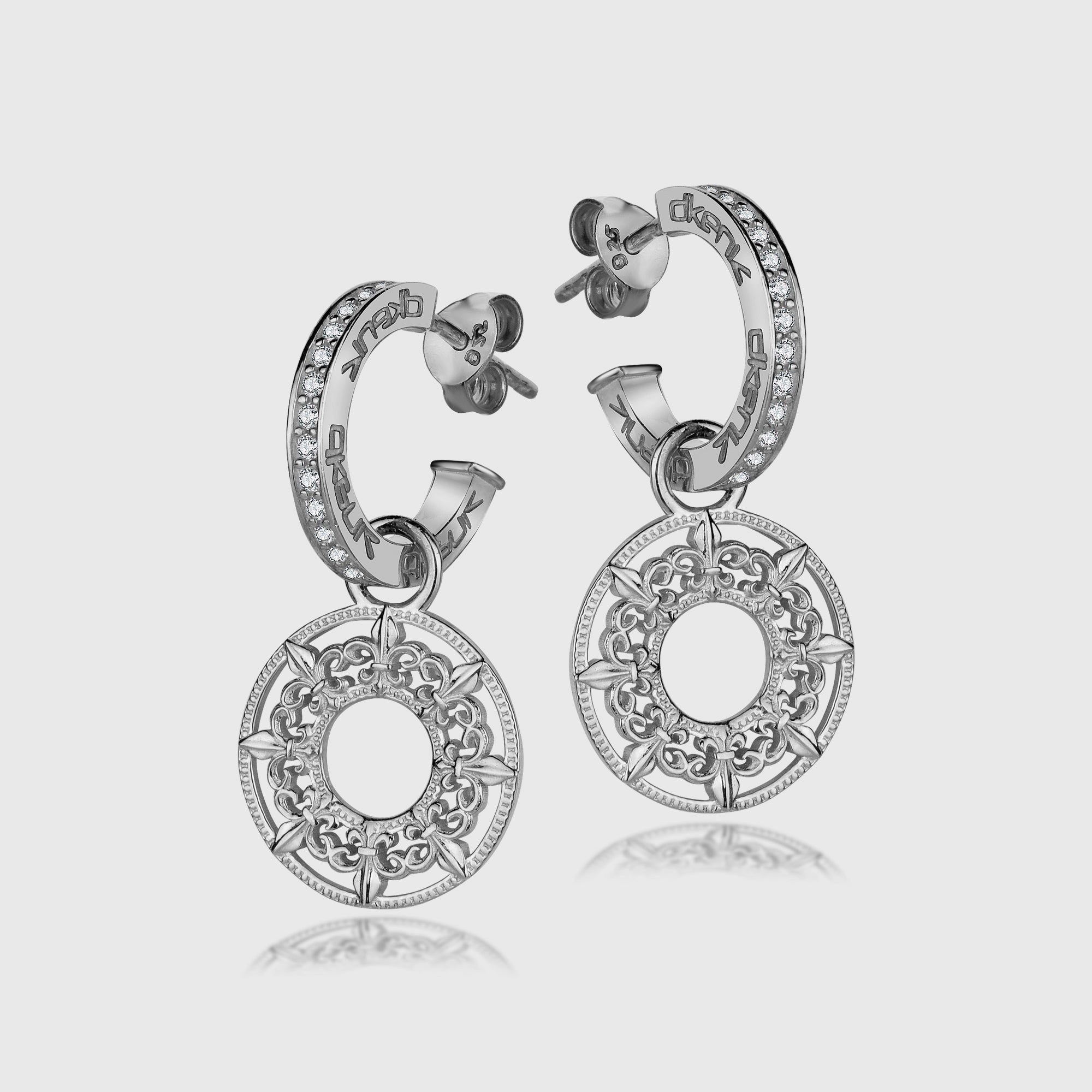 ROYAL RINGS Silberohrringe mit filigranem Kreisanhänger und weißen Zirkonia auf hellem Hintergrund.