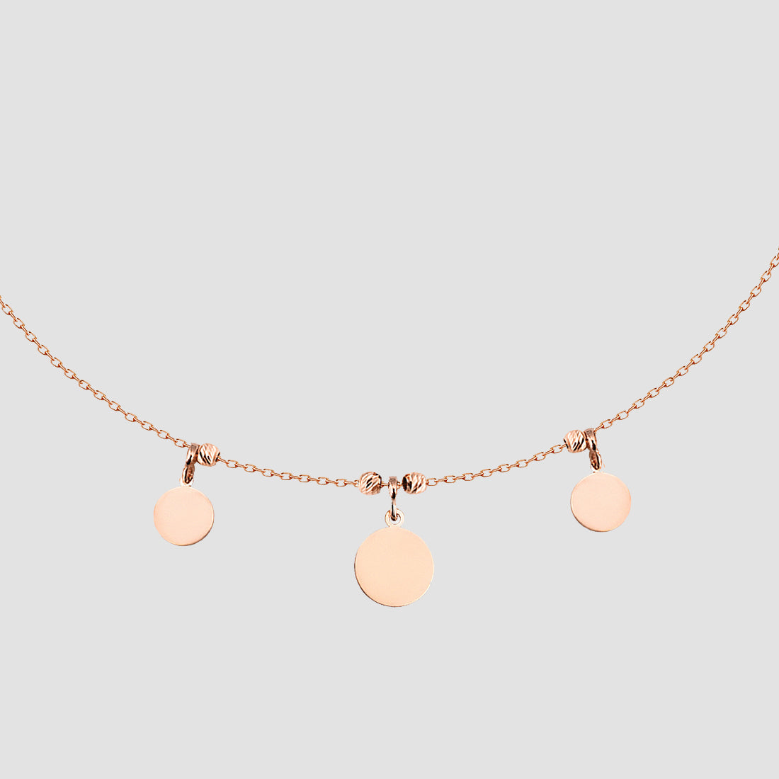 Runde Plättchen Kette in Rosévergoldung aus 925 Silber mit drei Anhängern.