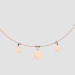Runde Plättchen Kette in Rosévergoldung aus 925 Silber mit drei Anhängern.