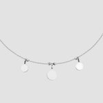 Runde Plättchen Kette aus 925 Silber mit drei Anhängern auf grauem Hintergrund.