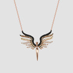 Schutzengel Kette rosévergoldet mit ausgebreiteten Flügeln und Zirkonia, eleganter Damenschmuck.