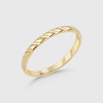 Schmaler Score Ring in Gold aus 925 Sterling Silber als eleganter Damenring.