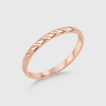 Filigraner Score Ring in Roségold aus 925 Sterling Silber auf hellem Hintergrund.