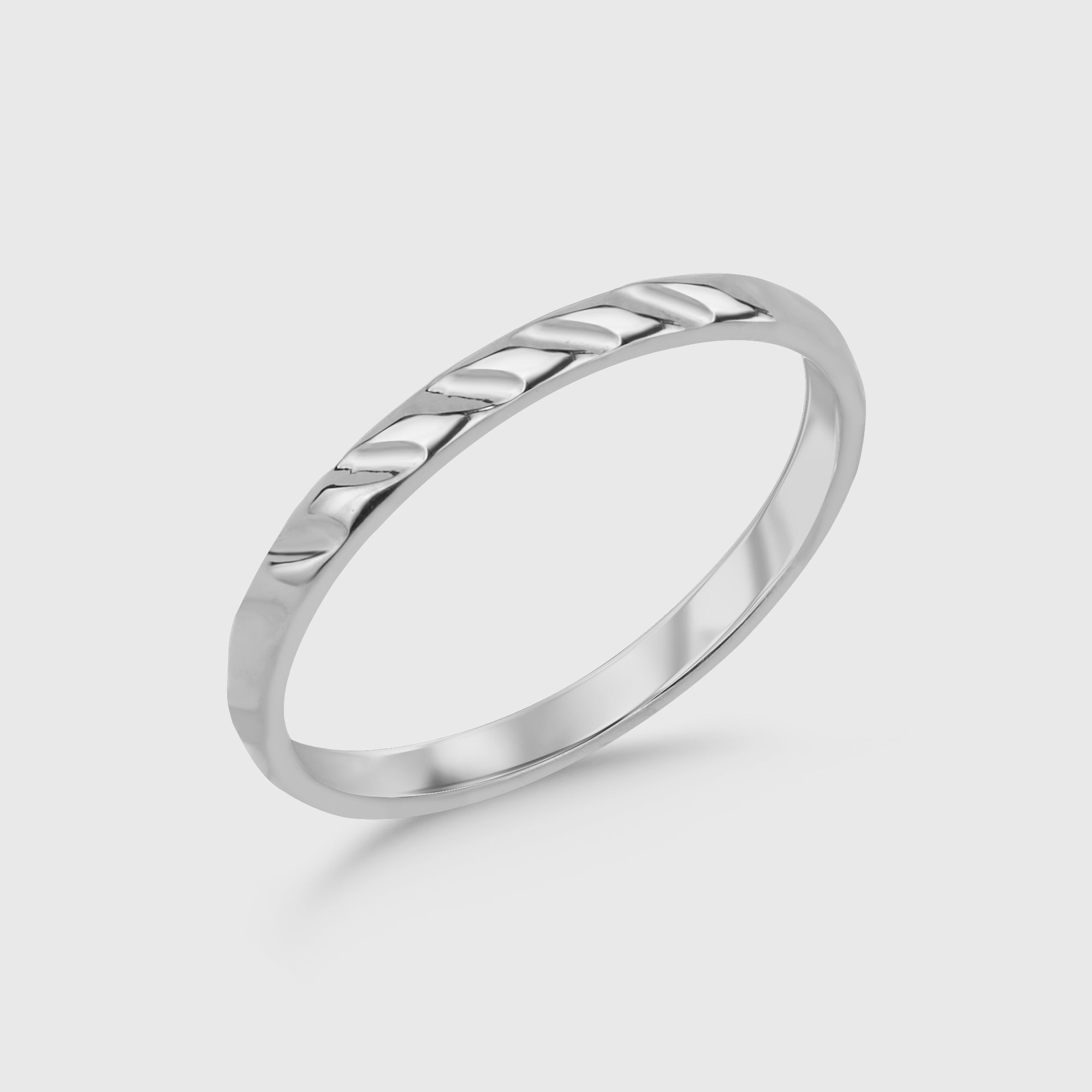 Zarter Score Ring in Silber aus 925 Sterling Silber, minimalistisch freigestellt.