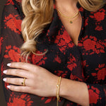 Model trägt Shiny Balls II Ring in Gold am Finger – verstellbarer, wasserfester 925 Silber Ring vergoldet.