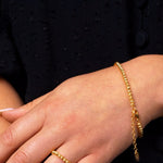 SHINY BALLS X Armkette Gold am Handgelenk getragen – feines, glänzendes Kugelarmband mit Verlängerung.