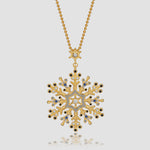 Snowflake Ice Halskette in Gold mit Schneeflocken-Anhänger und Zirkonia-Mix vor hellem Hintergrund.