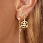 Goldene Snowflake Ice X Ohrringe kombiniert mit Creole und Kette – Zirkonia Schneeflocke Detail.