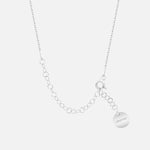 Detail: Karabinerverschluss und Verlängerungskette der silbernen Solitär Drop Green Chain.