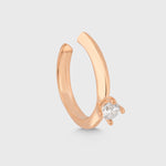 Solitär Ear Cuff in Rosé mit Zirkonia aus 925 Sterling Silber freigestellt auf hellem Hintergrund.