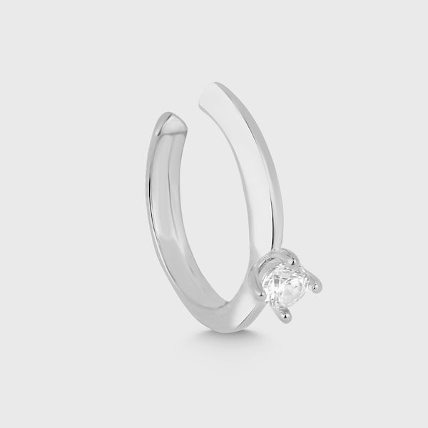 Solitär Ear Cuff aus 925 Sterling Silber mit Zirkonia auf hellem Hintergrund.