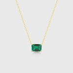 Solitär Green Emerald Cut Chain in Gold – 14K vergoldete Kette mit grünem Emerald-Cut Zirkonia, Frontansicht.