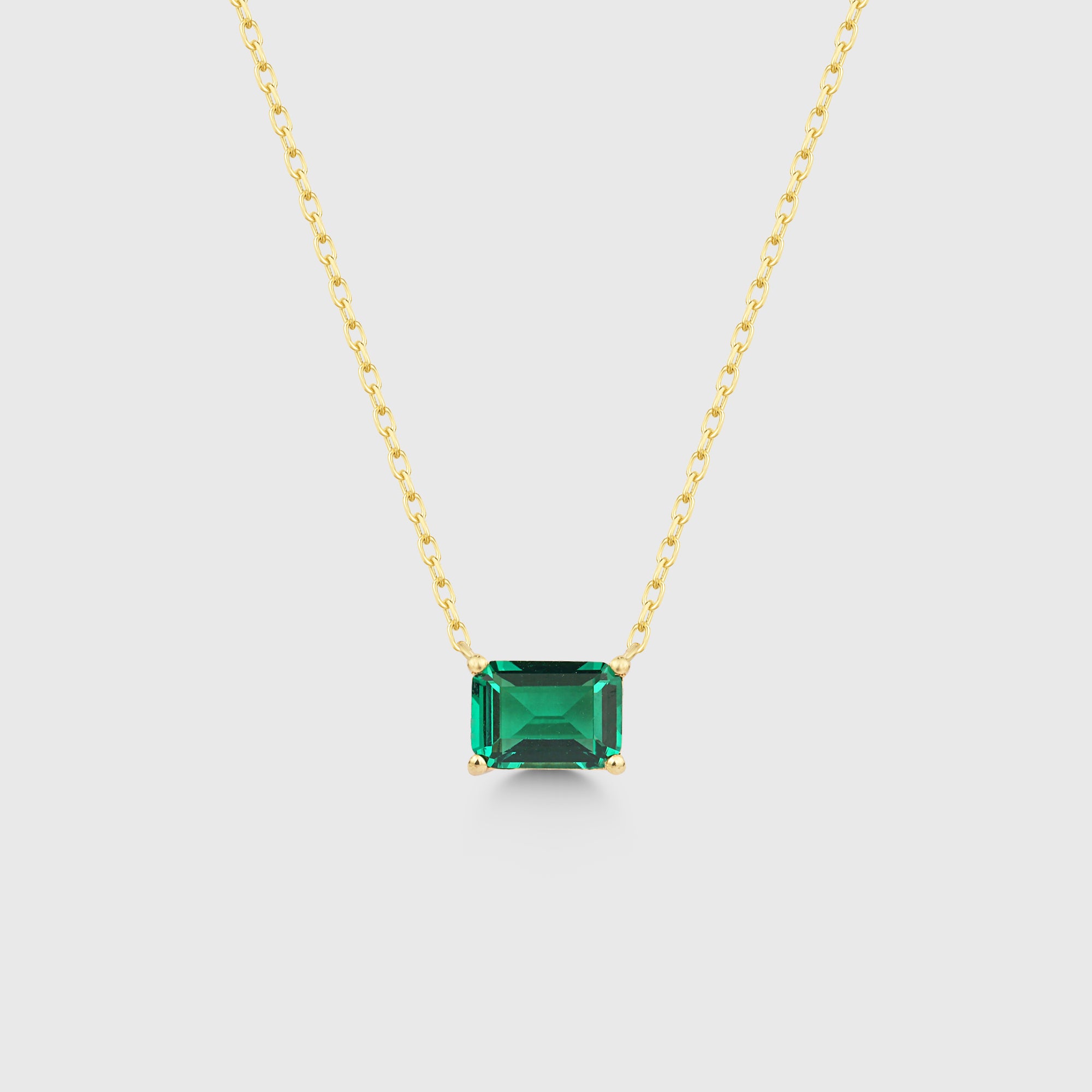 Solitär Green Emerald Cut Chain in Gold – 14K vergoldete Kette mit grünem Emerald-Cut Zirkonia, Frontansicht.