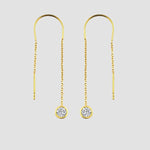 Goldene Solitär Ohrringe mit Zirkonia – Paar freigestellt auf hellem Hintergrund.