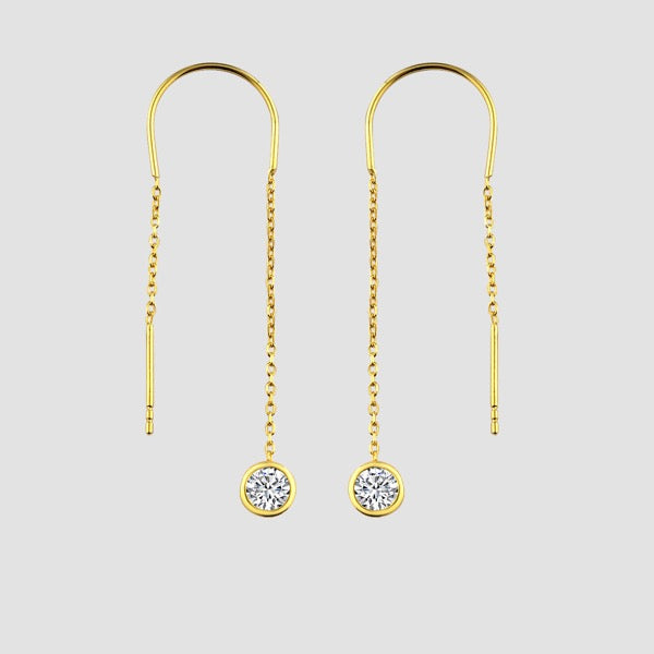 Goldene Solitär Ohrringe mit Zirkonia – Paar freigestellt auf hellem Hintergrund.