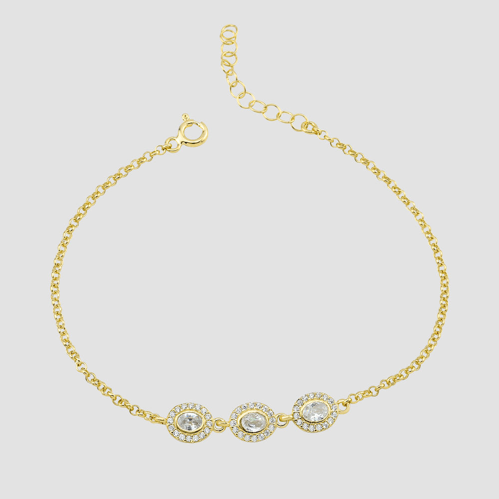 Solitaire Kranz Oval Armband in Gold mit drei ovalen Zirkonia und Kranzfassung, Produktfoto freigestellt.