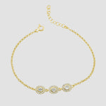 Solitaire Kranz Oval Armband in Gold mit drei ovalen Zirkonia und Kranzfassung, Produktfoto freigestellt.