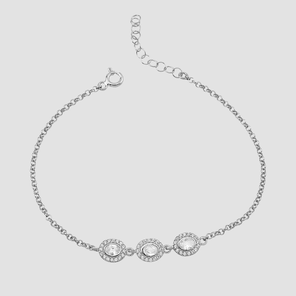Solitaire Kranz Oval Armband in Silber mit drei Zirkonia-Kränzen auf hellem Hintergrund.