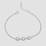 Solitaire Kranz Oval Armband in Silber mit drei Zirkonia-Kränzen auf hellem Hintergrund.