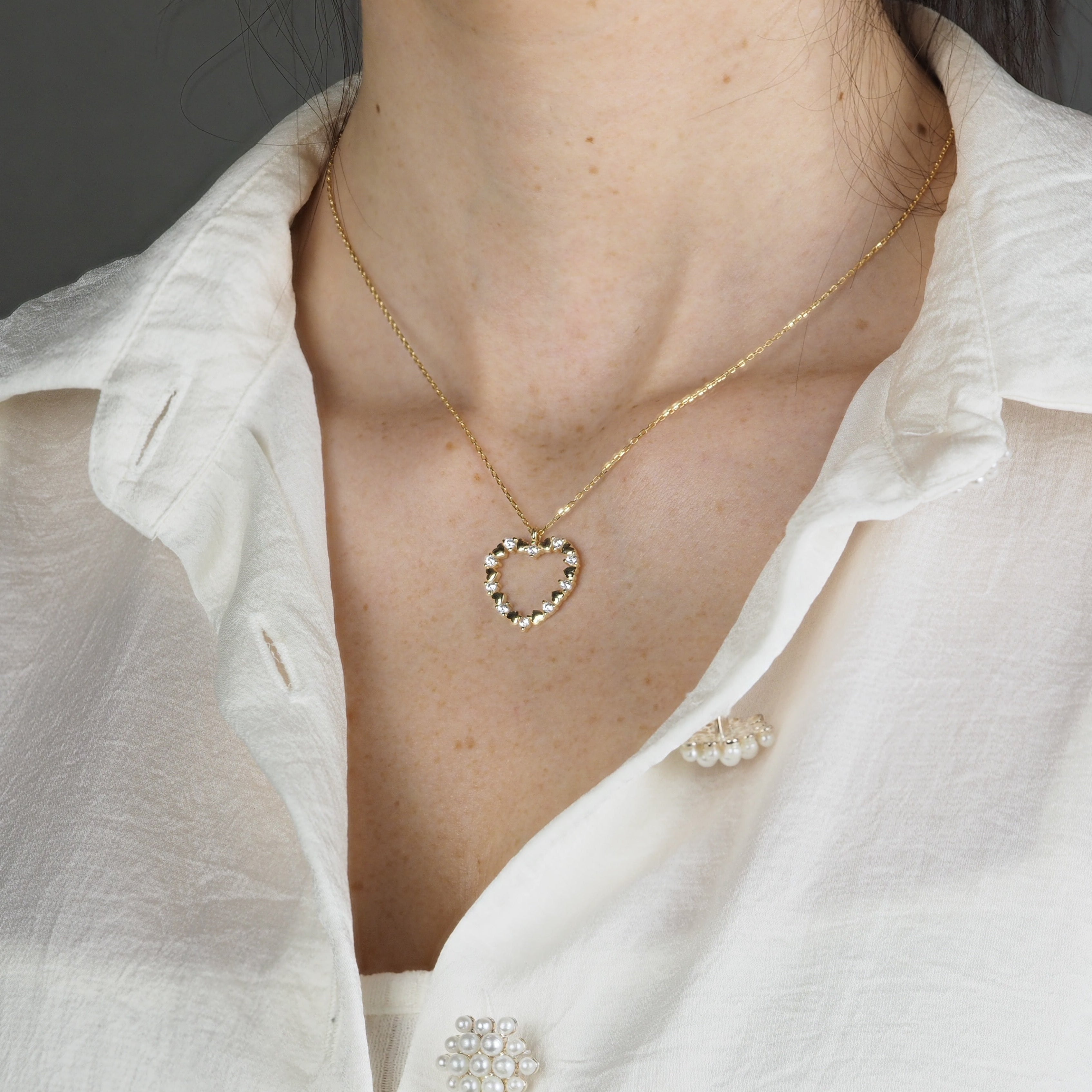 Sparkle Heart Herzanhänger in Silber auf filigraner Kette an Damenhals getragen.