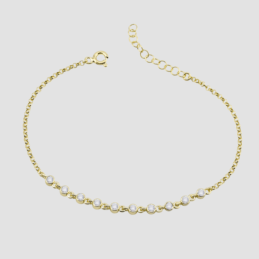 Goldenes Sparkle Zirkonia Armband aus 925 Sterling Silber vor hellem Hintergrund.