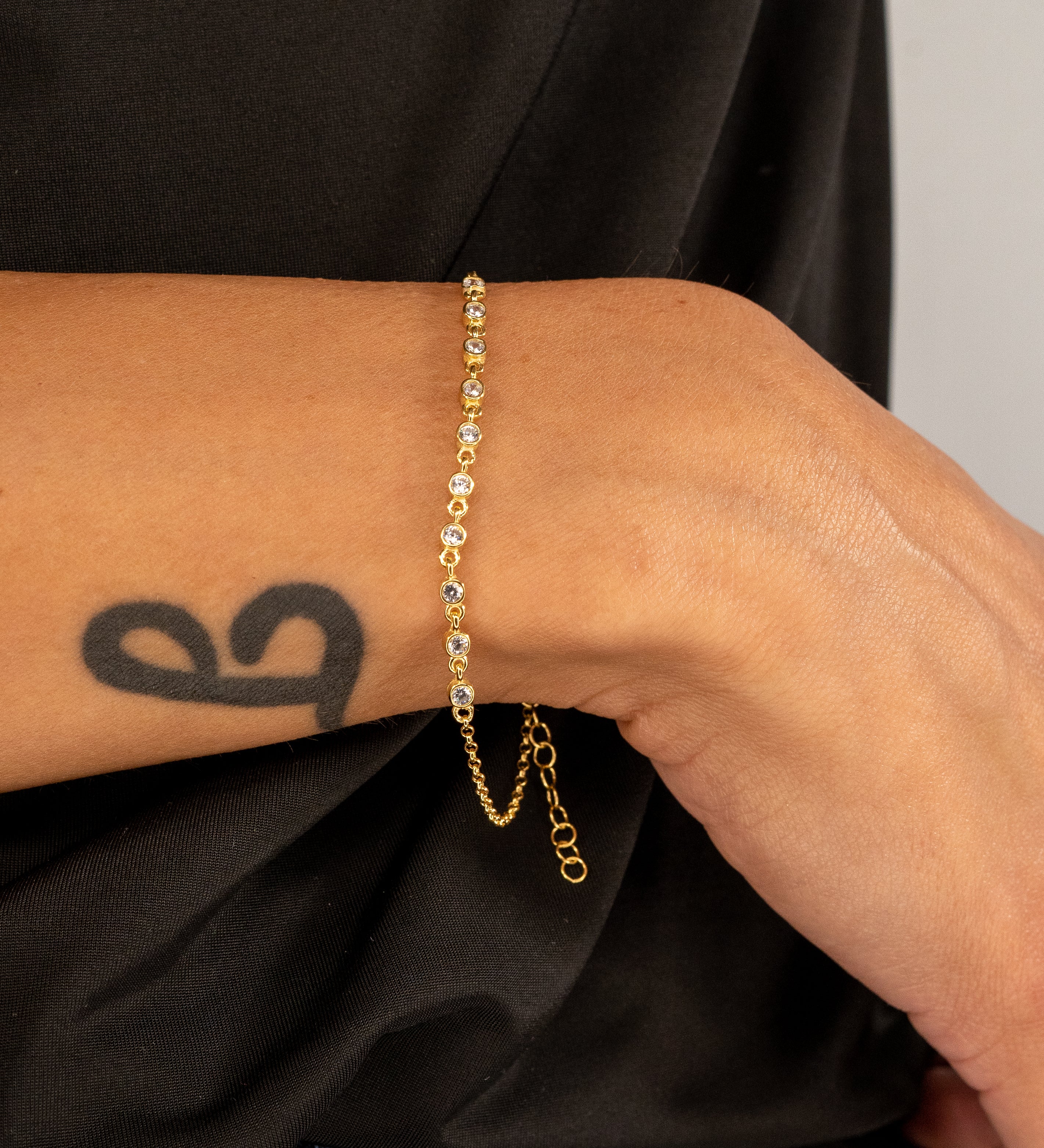 Sparkle Zirkonia Armband am Handgelenk getragen, filigranes Damenarmband mit funkelnden Zirkonia im eleganten Look.