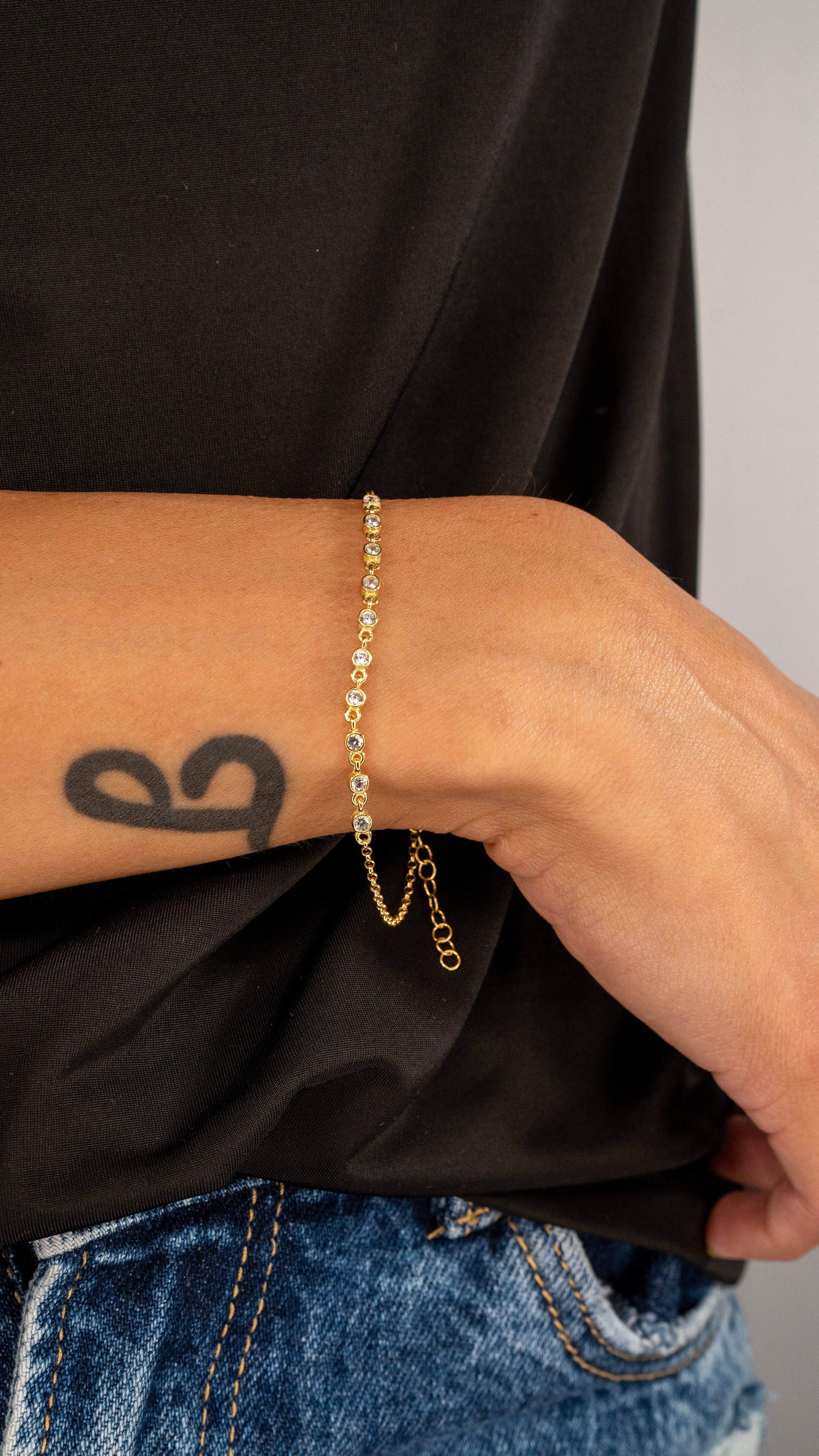 Sparkle Zirkonia Armband am Handgelenk getragen, filigranes Damenarmband mit funkelnden Zirkonia im eleganten Look.