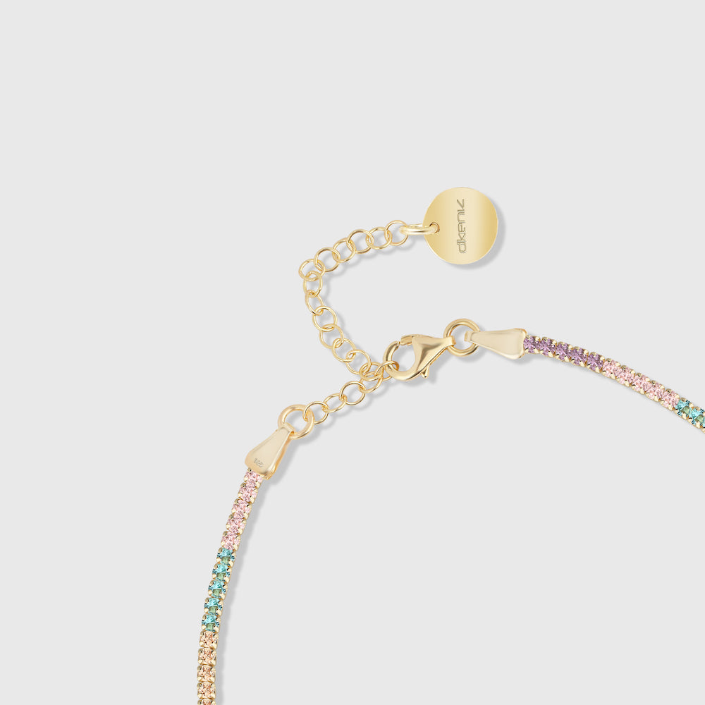 Detailansicht Tennis Armkette Mini Bunt – Gold mit Verlängerungskette und Dkeniz-Plättchen.